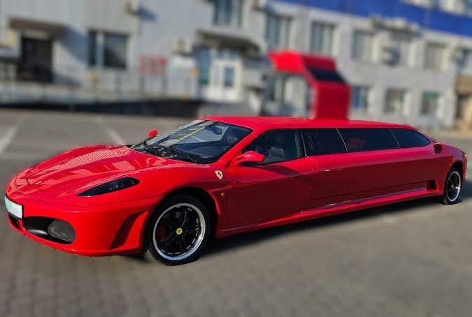 Ferrari - לימוזינת ספורט אדומה עד 4 אנשים