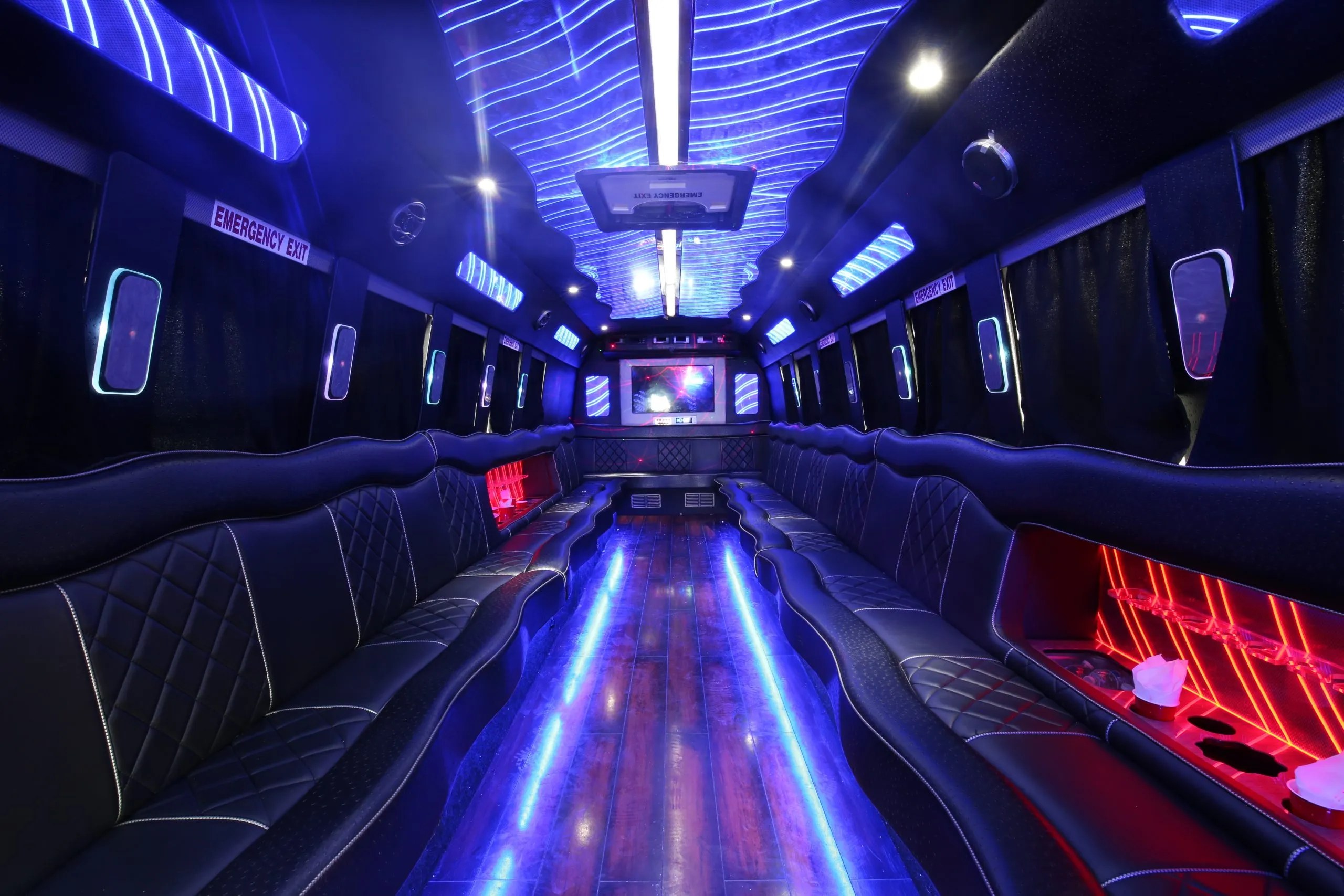Party Bus - עד 28 אנשים